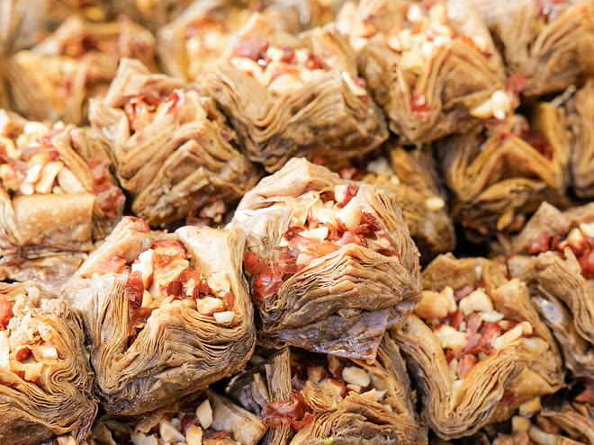 Een stapel baklava met noten en honing (stockfoto).